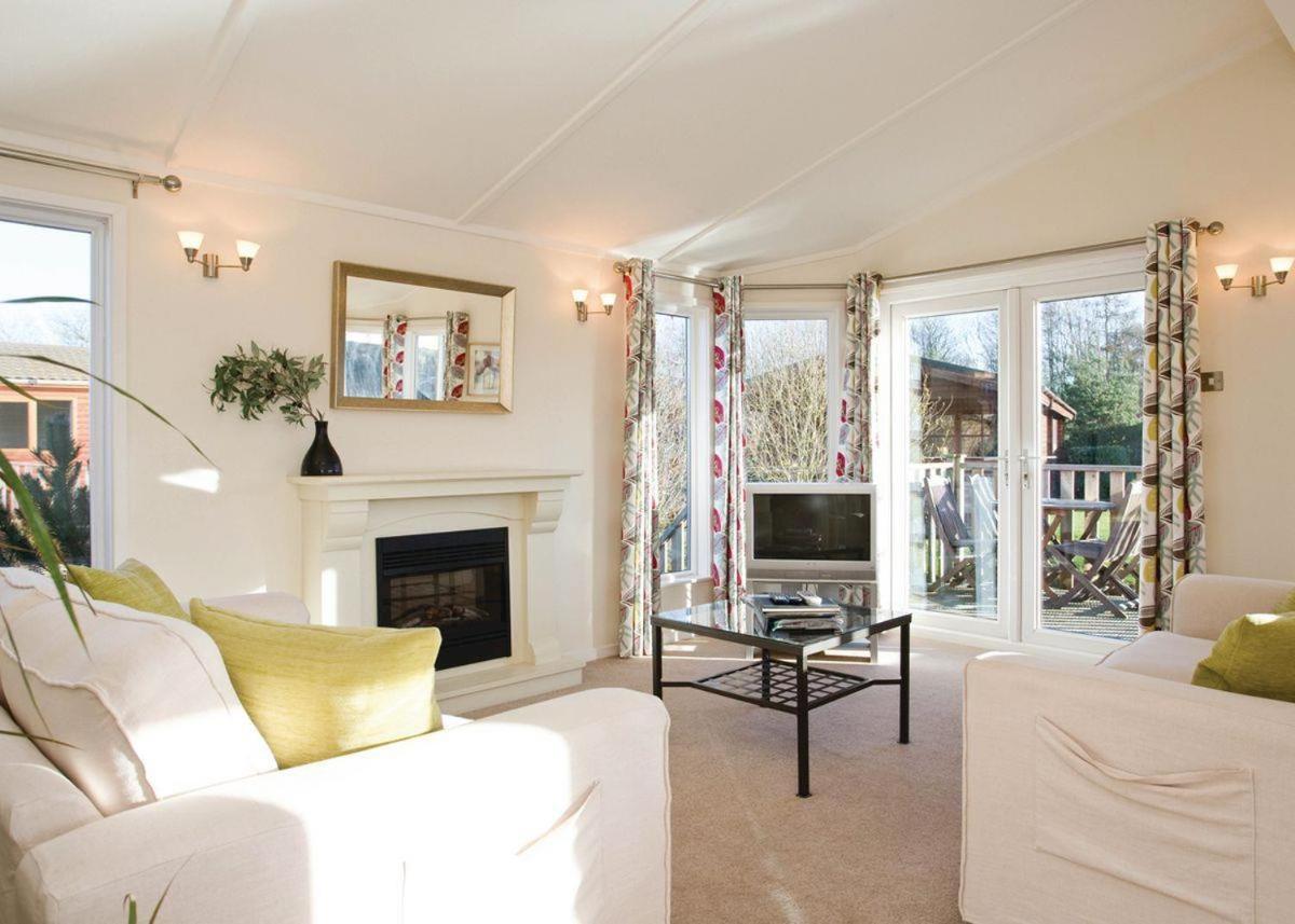 Dacre Lakeside Park Hotel Brandesburton ภายนอก รูปภาพ