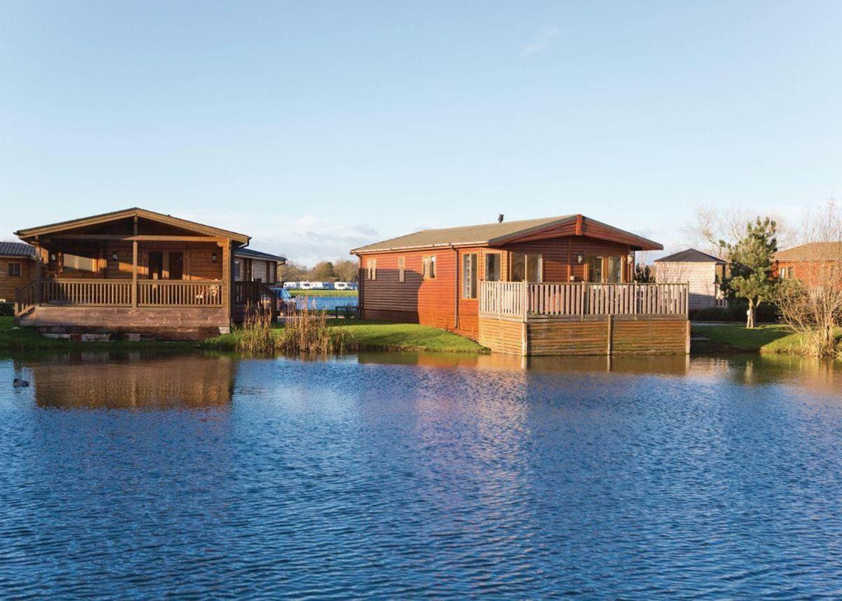 Dacre Lakeside Park Hotel Brandesburton ภายนอก รูปภาพ